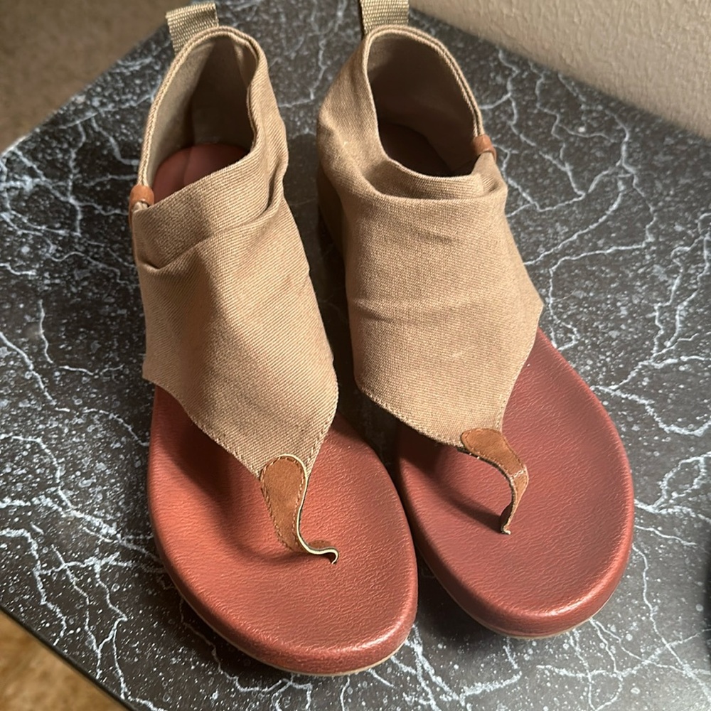 NWT Maurices canvas sandals